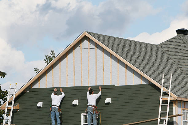 Professional Vinyl Siding technician working in Beach City, TX